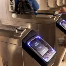 Pagamenti nfc in tutta la linea metro e bus di new york city, italia a rallentatore.