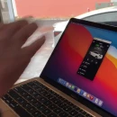 Apre la tesla con il macbook air 13